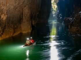 Sungai bawah tanah gua Batulubang Bokimoruru yang mengalir keluar melalui mulut gua. (Foto : Azizfardhani via Forest Watch Indonesia)