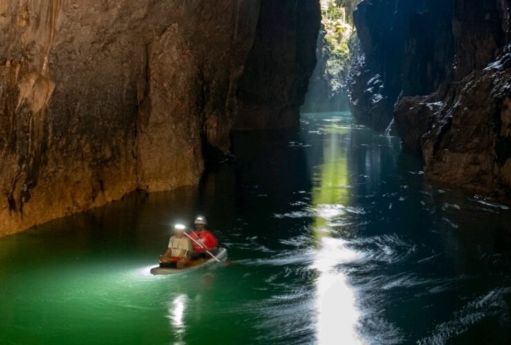 Sungai bawah tanah gua Batulubang Bokimoruru yang mengalir keluar melalui mulut gua. (Foto : Azizfardhani via Forest Watch Indonesia)