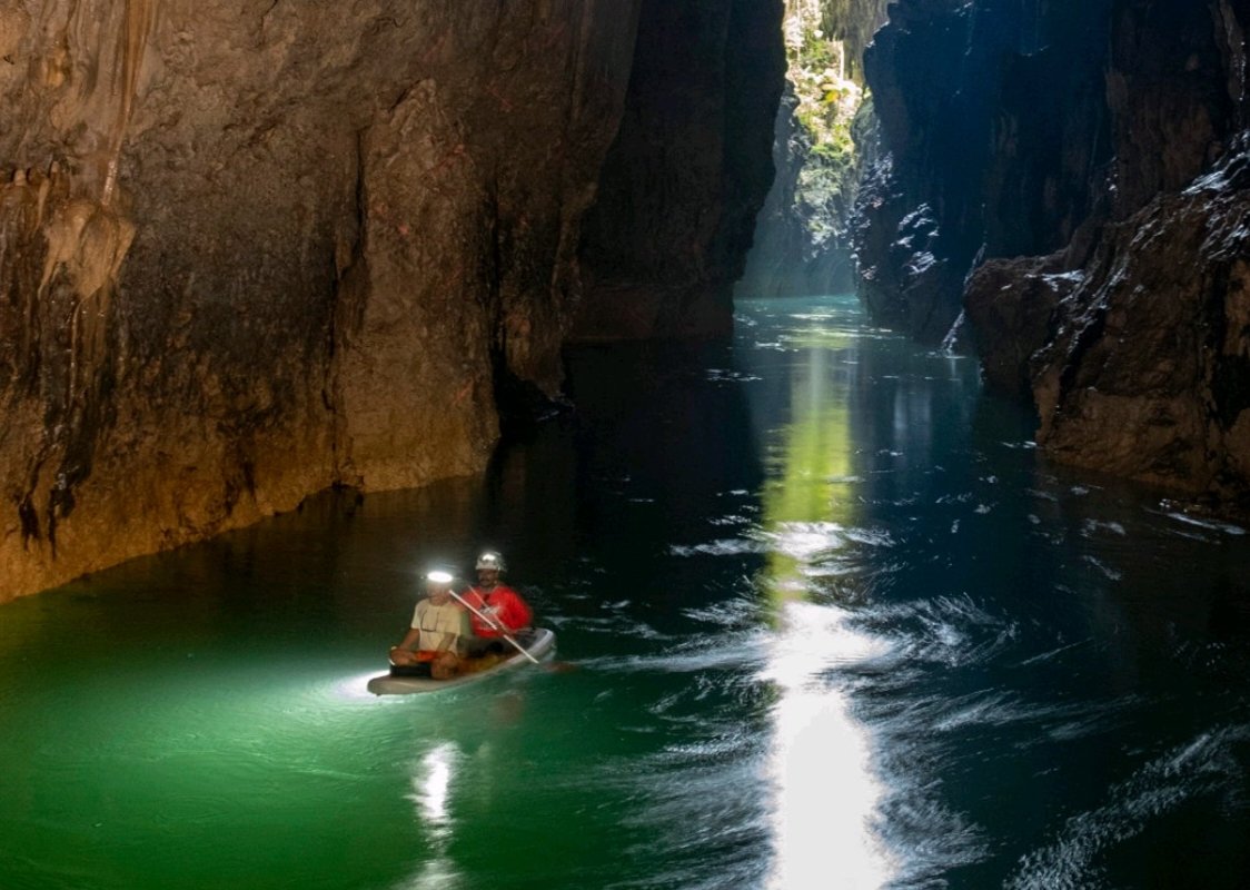 Sungai bawah tanah gua Batulubang Bokimoruru yang mengalir keluar melalui mulut gua. (Foto : Azizfardhani via Forest Watch Indonesia)
